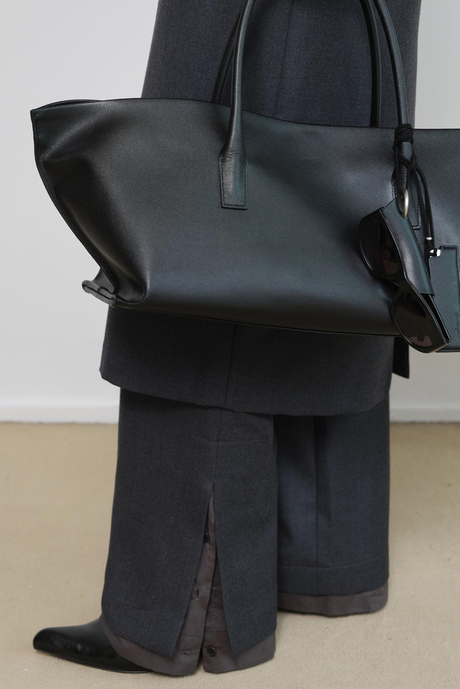 Minimalist Carryall Tote Bag - Black