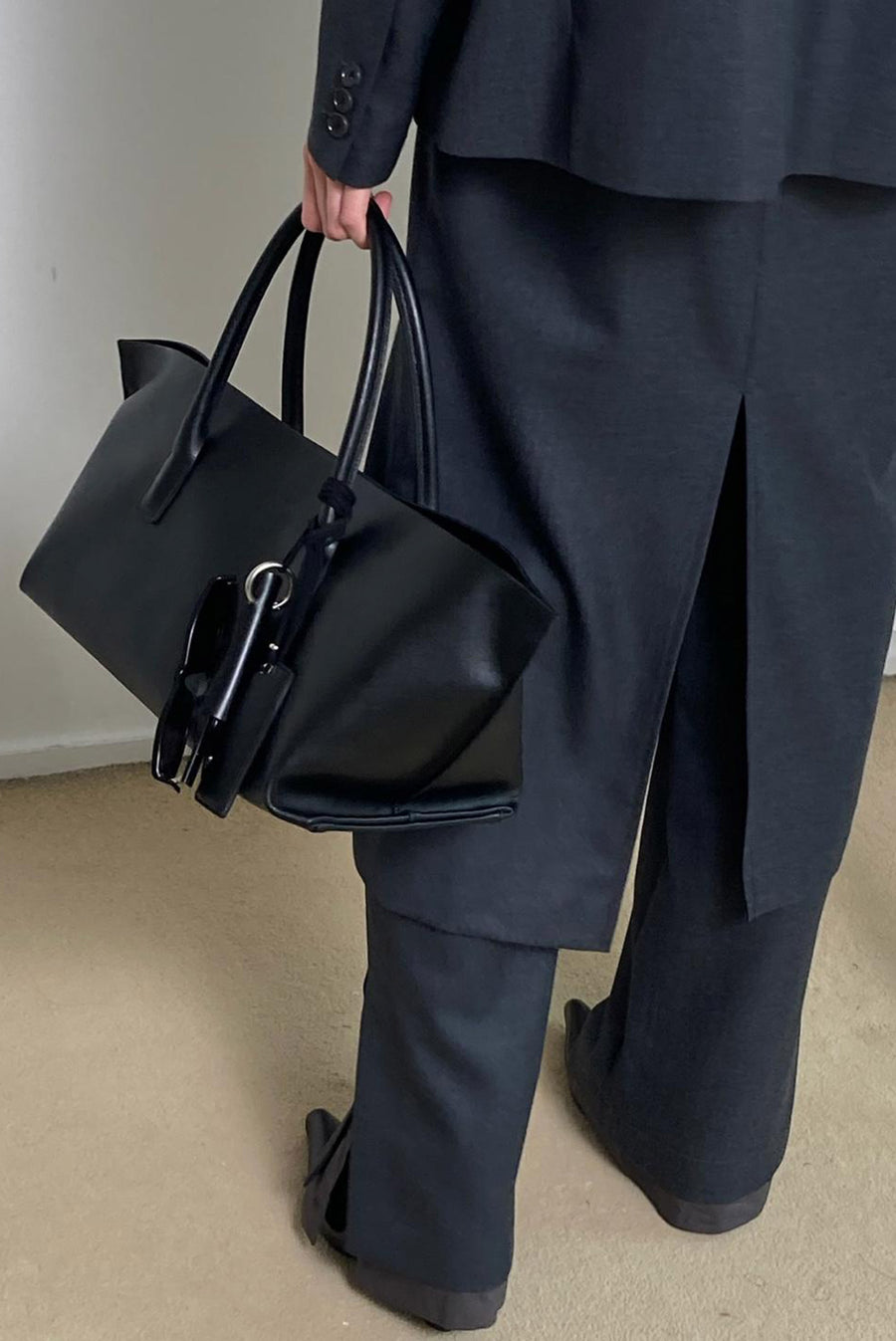 Minimalist Carryall Tote Bag - Black