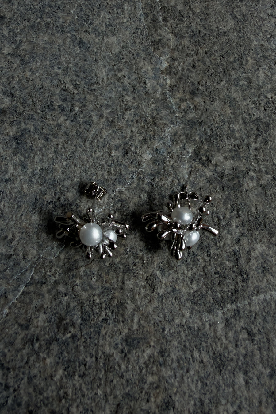 Dandelion Pearl Stud Earrings – Silver