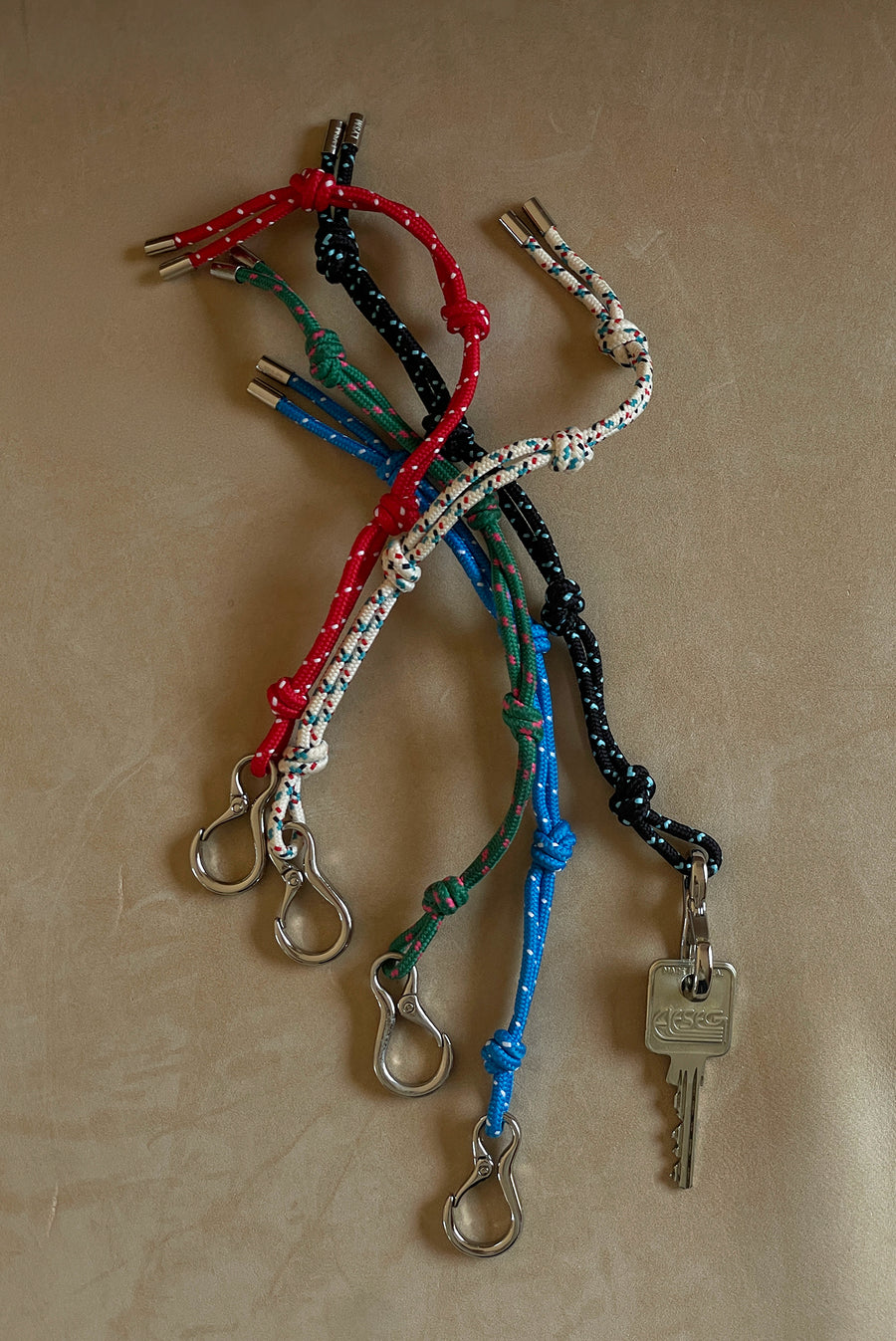 Paracord Knot Tie Keychain - Black